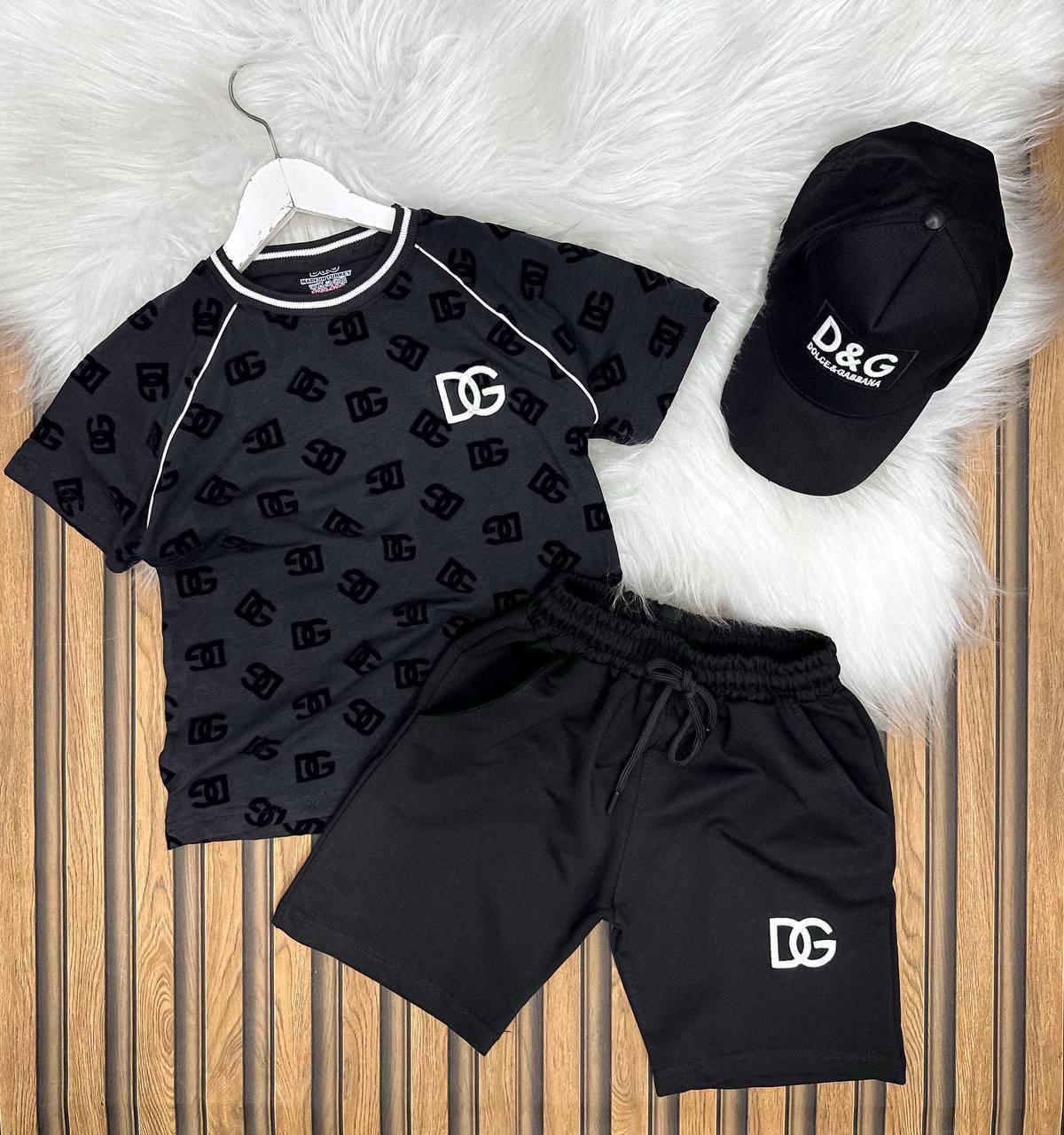 60f89bce-3373-42fa-94c0-50f3c9df7773 Dolce Gabbana Baskılı Mükemmel Kalite A Plus Şortlu Şapkalı 3 lü takım - Görsel 1